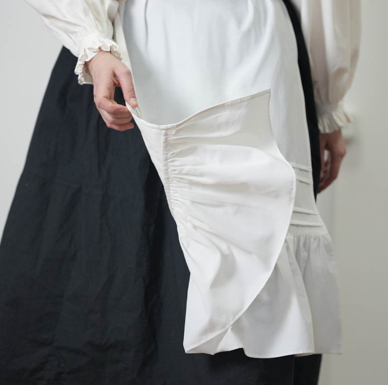 Фартух білий зі шляркою